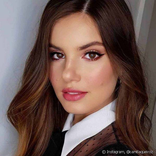 O blush rosinha e bem marcado é usado em todas as maquiagens da atriz (Foto: Instagram @camilaqueiroz)